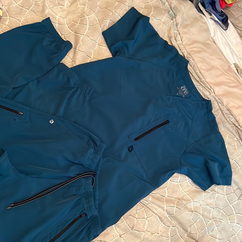 barco one men scrubs